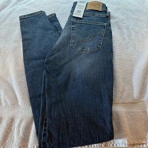 Levi jeans- womens- skinny- new with tags